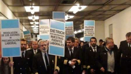 El Gobierno busca desarticular el paro de pilotos, hoy se reúne con gremios