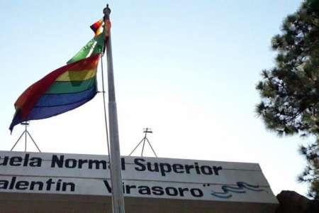 Echaron a un rector de escuela por permitir izar la bandera de la diversidad de género