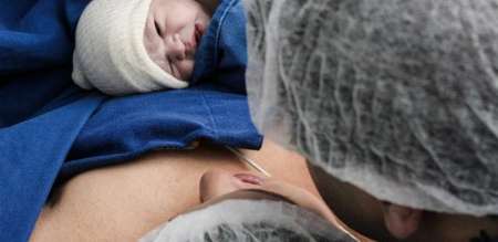 "Casi me muero, veía como reanimaban a mi hija": el relato de un violento parto