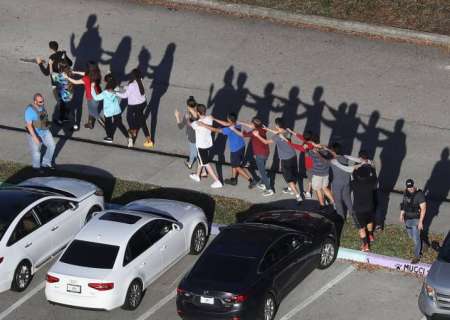 Tiroteo en una escuela de Florida dejó al menos 17 muertos