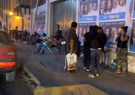 Salteños acampan afuera de un colegio para inscribir a sus hijos: "No todos tienen suerte" [VIDEO]