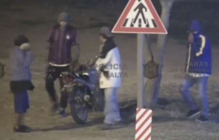 Con piedras y un cuchillo, atacaron a un joven para robarle la moto