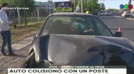 Terrible palazo en Parque La Vega: arrancó postes y destrozó su auto