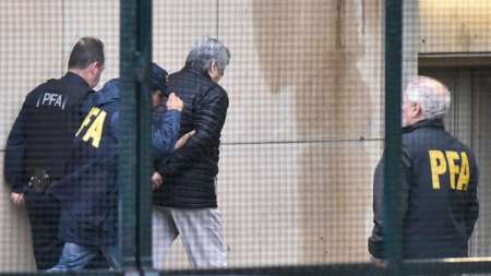 Báez usó 3 bancos suizos y 9 financieras para fugar plata