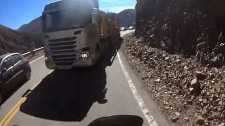 Video: la temeraria e ilegal maniobra de un camionero que puso en riesgo la vida de un motociclista