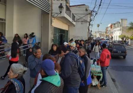 Salteños fueron a cobrar el bono de $5 mil y se dieron con la peor noticia en la puerta