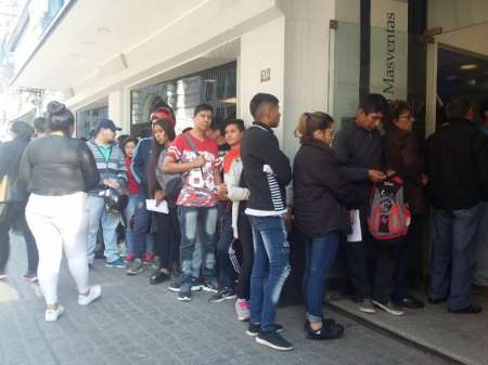 Largas colas para comprar dólares en la city salteña