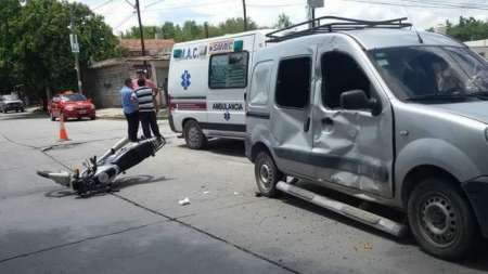 Le robaron la cartera a una mujer, quisieron escapar y chocaron con una camioneta