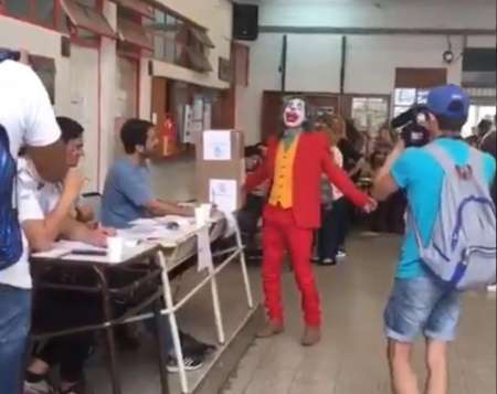 ¿Mejor país del mundo? Votó el "Guasón" en una escuela de Lanús