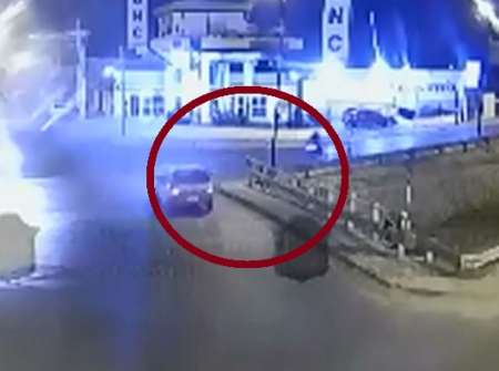 ¡Un imprudente! Hacía piruetas con su moto y chocó contra un auto