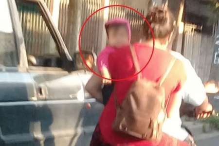 Imprudencia: Viajan en moto, sin casco y con un bebé en brazos