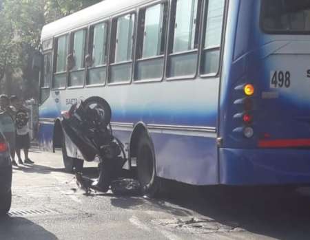 Terrible choque en la Legislatura: la extraña forma en que quedó una moto