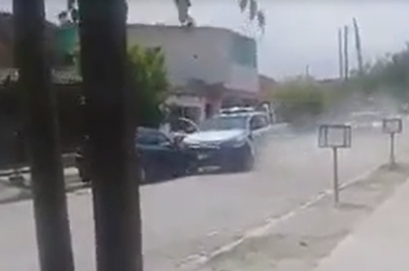 Policías salteños quisieron perseguir a un ladrón y terminaron chocando contra un auto