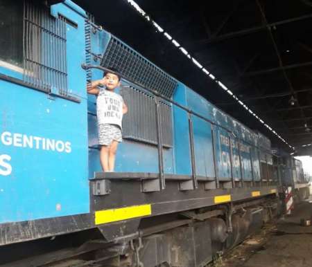 Es güemense, tiene 4 años y sueña con ser un ferroviario, como su papá