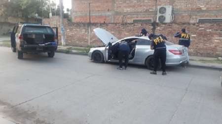 [HAY FOTO] Encontraron un auto baleado y con droga en un conocido barrio salteño