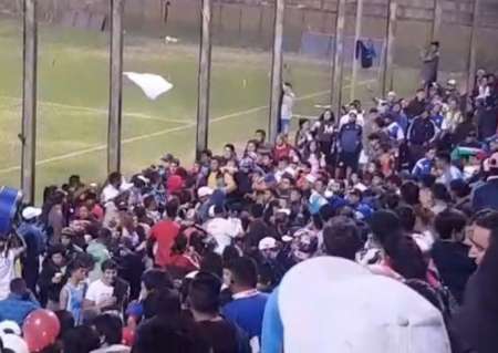 El fútbol de los barrios terminó en batalla campal en el estadio Martearena