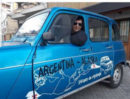Llegó a Salta un rosarino que quiere llegar a Alaska en un Renault 4