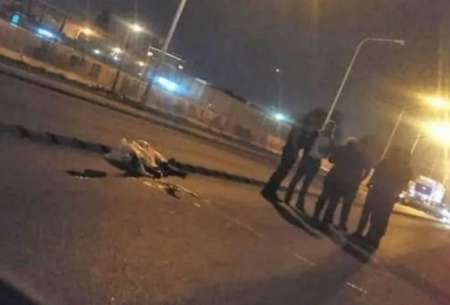 La tiraron de un auto y la pisó un camión: estaba embarazada