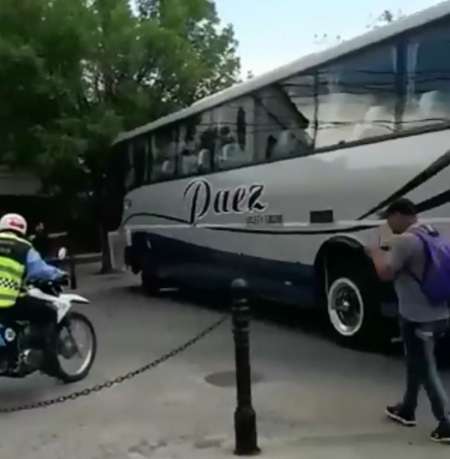 Otra vez un colectivo de gran porte se atascó en las calles céntricas
