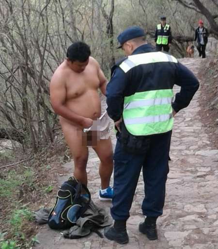 Un hombre fue detenido cuando se desnudaba en las escalinatas del cerro San Bernardo