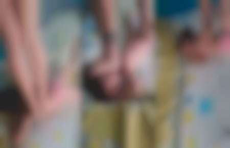 El video que hace llorar al mundo: le pisó la cabeza a su bebé y quiso matarla