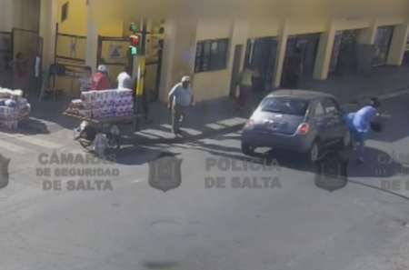 Impactante choque: Cruzó la calle sin mirar y la atropelló un auto