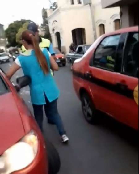 Escrachó a una maestra jardinera que le rompió el auto tras un incidente de tránsito