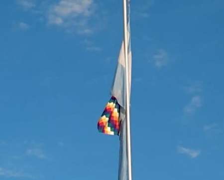 En un colegio de Salta izaron la bandera de los pueblos originarios en apoyo a Evo Morales