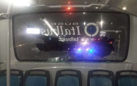 Hinchas de Central Norte destrozaron un colectivo del 5B