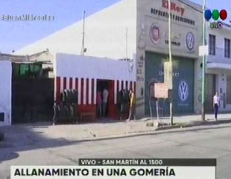 Allanan 20 gomerías por el robo de neumáticos en toda la Capital