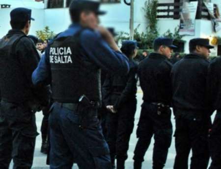 Dos policías salteños se quedaron sin laburo por llevar cigarrillos truchos
