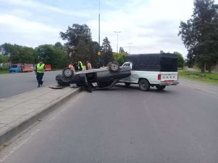 Terrible choque en avenida Banchik: se le rompió la dirección, cruzó de carril y volcó