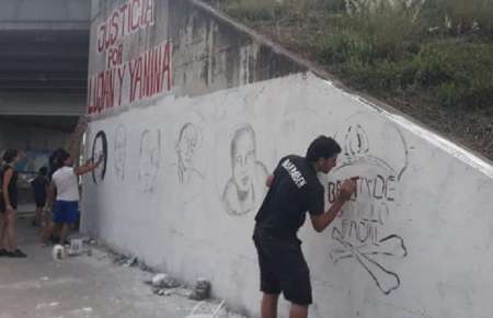 Realizaban una pintura contra el gatillo fácil y los quisieron llevar presos a todos