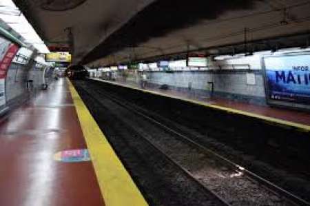 Video dramático: por mirar el celular, cayó a las vías antes que llegue el subte