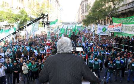 Entre críticas y apoyos, Moyano desafía hoy al Gobierno con una movilización