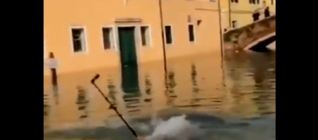 Sujeto disfrazado de Papá Noel se graba en la Venecia inundada y se hace viral en las redes (Video)