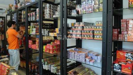 La venta de pirotecnia volvió a generar tensiones entre la Municipalidad y comerciantes