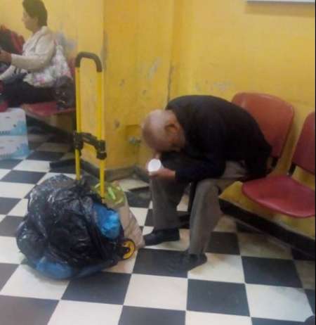 La desoladora postal de un abuelito salteño esperando ser atendido en el PAMI