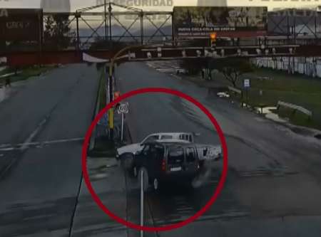 Video: Por no respetar el semáforo, se llevó puesta una camioneta