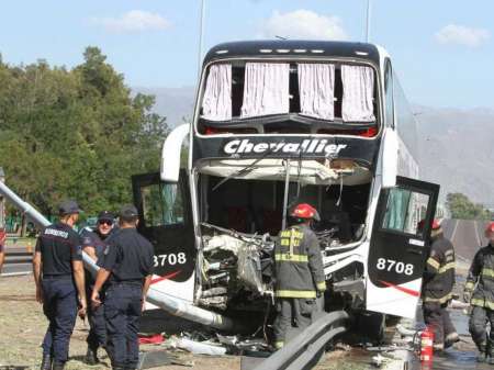 Chocó un micro en Mendoza: hay heridos