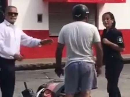 Video: chocó y luego le pegó una cachetada a una policía