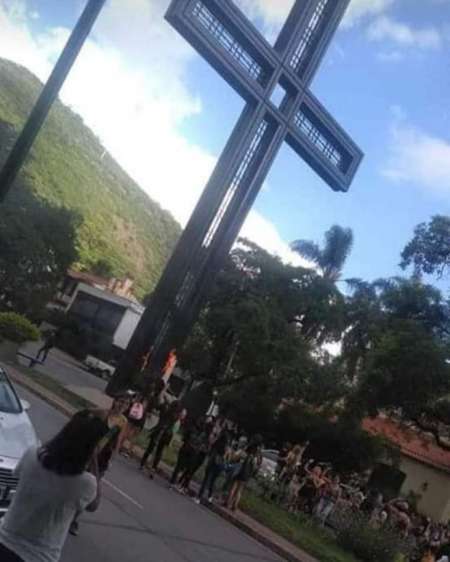 Feministas le prendieron fuego a la cruz del Paseo Güemes