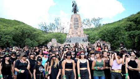Video: en Salta se reprodujo el himno feminista “Un violador en tu camino”
