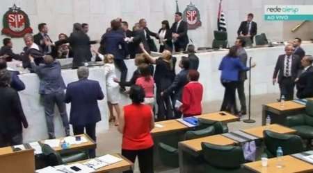 Video: Escándalo, gritos y golpes entre diputados de San Pablo