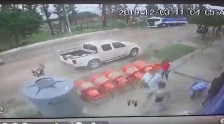 Video Insólito: robo en un corralón, así una joven se llevó una hormigonera