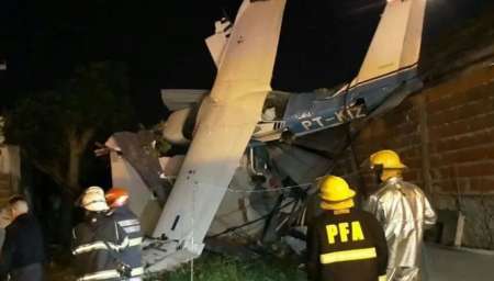 Susto y sorpresa: cayó una avioneta sobre el techo de una casa en San Fernando
