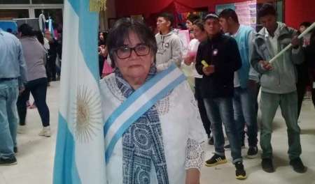 Video: Terminó la escuela para ayudar a sus nietos y fue abanderada a los 80 años