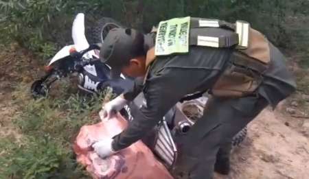 Esquivó un control, se fugó para el monte, dejó tirada la moto y 29 kilos de cocaína