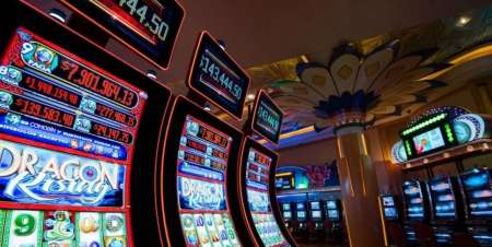 Presos por “olvidarse” al bebé en el auto para irse a jugar al casino