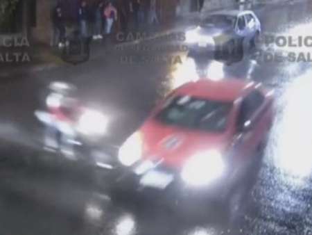 Iban en moto, chocaron a un taxi y volaron por los aires en pleno centro